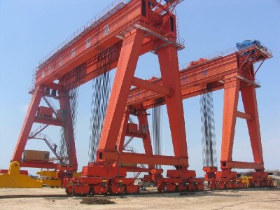 Grua de gantry muntada al ferrocarril